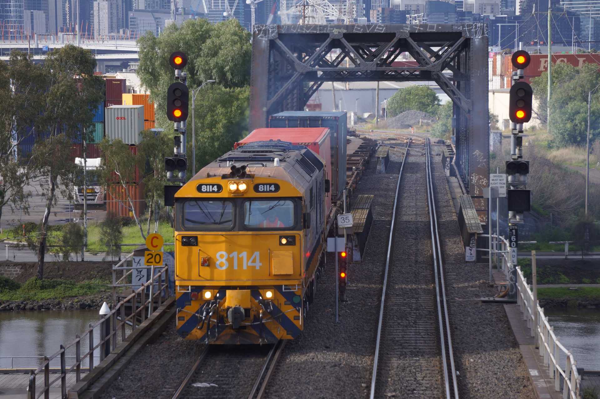 8114 shunting at Bunbury Street, crossing the Maribyong River Bridge.